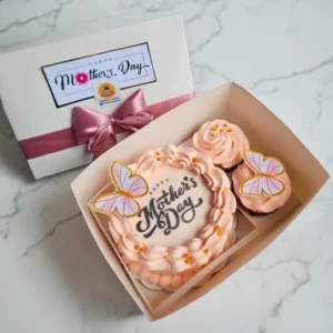 Shop a beautiful Mother’s Day Mini Bento Box with cake and cupcakes. Freshly baked and affordable. Now R280 (was R300). Order today!